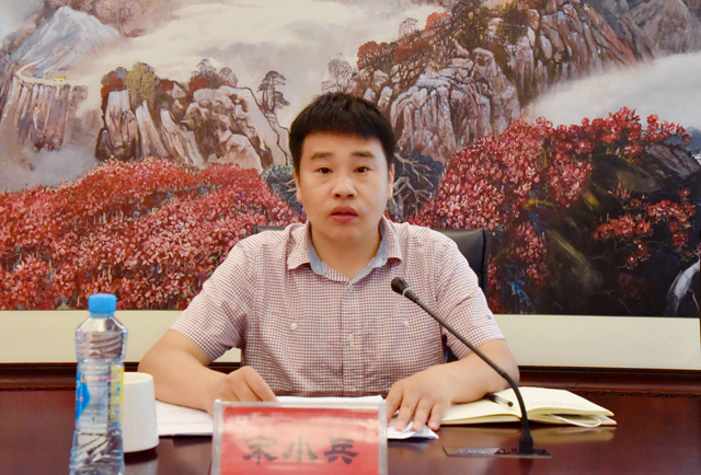 市非遗中心王永鸿主任到会指导,学院党委委员,副院长宋小兵主持会议